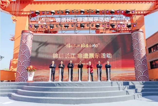 喜获一批全市突出单位和个人，，，，，，来给武汉城投清静生产事情点个赞！-集团动态-武汉城投集团 